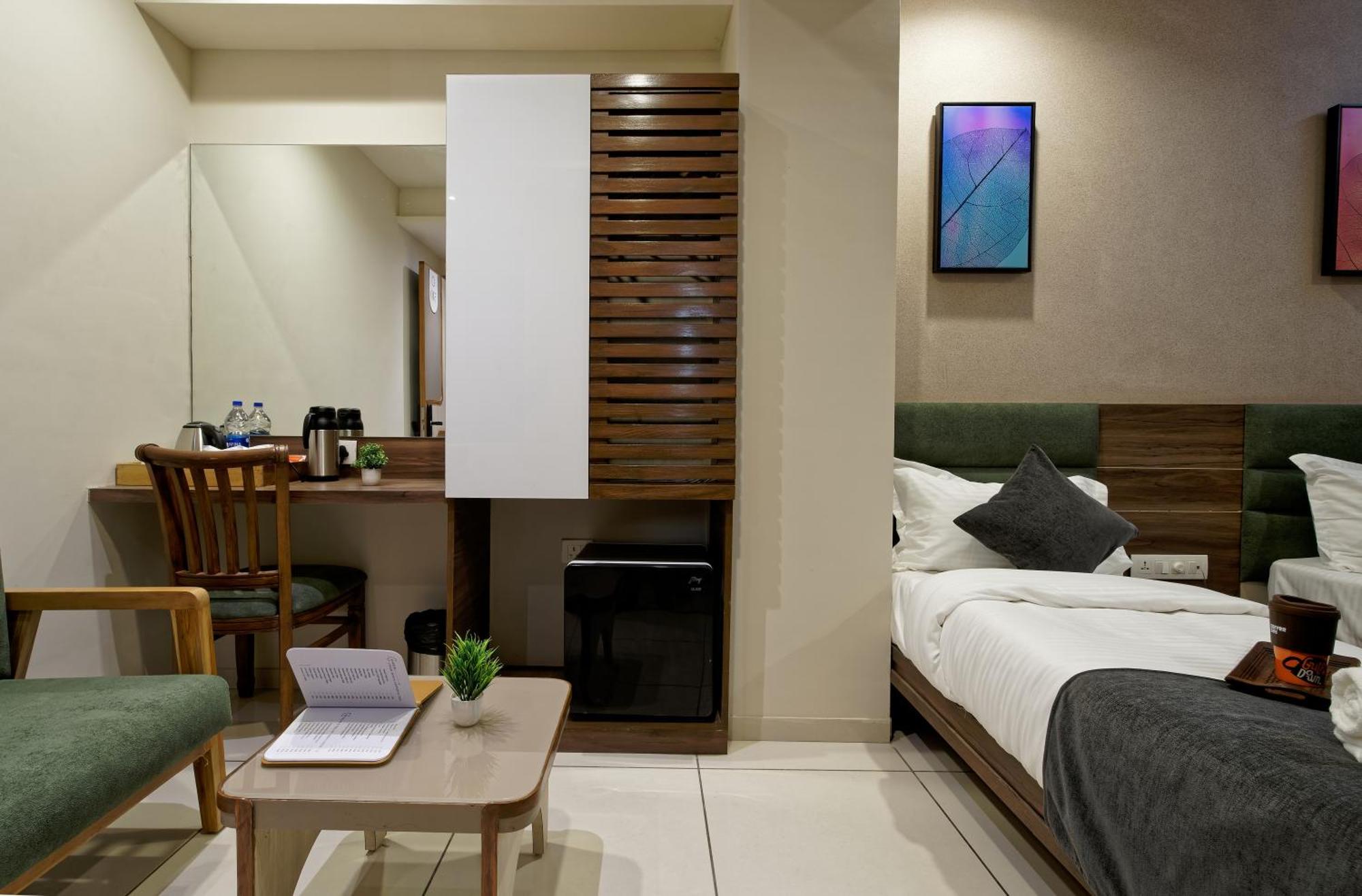 Exora Inn 阿穆达巴 外观 照片